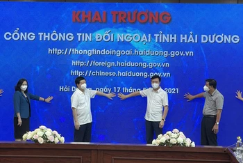 Lãnh đạo tỉnh Hải Dương nhấn nút khai trương Cổng TTĐN của tỉnh.