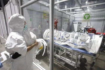 Bác sĩ đang chăm sóc một ca nhiễm Covid-19 nặng tại bệnh viện dã chiến Busarakam ở thủ đô Bangkok. (Ảnh: Bưu điện Bangkok)