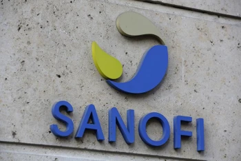 Logo của nhà sản xuất thuốc Sanofi của Pháp tại trụ sở chính của công ty ở Paris. Ảnh: AP.