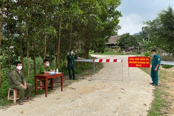 Lực lượng chức năng huyện Chiêm Hóa lập chốt phong tỏa tại thôn Khuôn Khoai, xã Yên Nguyên.