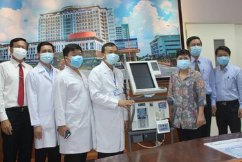 Trao máy thở cho đại diện Bệnh viện đa khoa Đồng Nai.