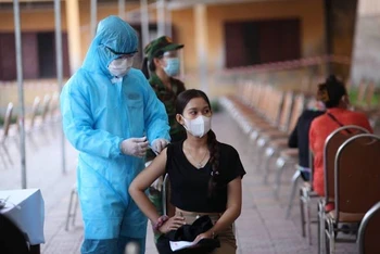 Tiêm vaccine phòng Covid-19 tại Phnom Penh (Ảnh: Fresh News)