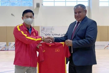 Ông Trần Anh Tú – Trưởng đoàn ĐT Futsal Việt Nam – tặng áo thi đấu lưu niệm của đội tuyển cho Trưởng đoàn ĐT Futsal Iraq.