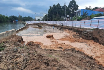 Đê bao bê-tông sụt lún, cát tràn ra ngoài tạo thành một cái hố rất to.