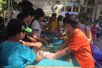 Học sinh được tham gia trải nghiệm và làm các thí nghiệm hóa học trong Ngày hội STEM Việt Nam 2019.
