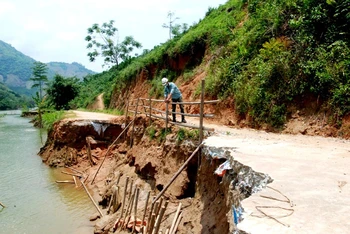 Thủy điện Nậm Lúc tích nước làm sạt lở tuyến đường từ trung tâm xã Cốc Lầu vào thôn Kho Vàng.