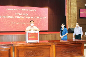Thường trực Thành ủy Hà Nội ủng hộ Quỹ phòng, chống dịch Covid -19 của thành phố.