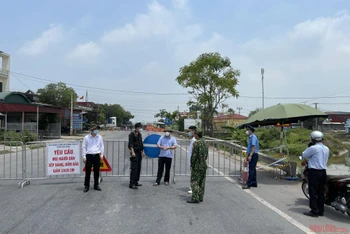 Chốt kiểm soát y tế phòng chống dịch Covid-19 giữa hai tỉnh Hải Dương - Bắc Ninh trên quốc lộ 38.