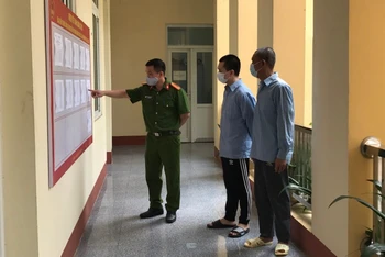 Cán bộ Trại tạm giam Công an tỉnh Bắc Kạn hướng dẫn, tuyên truyền cho người bị tạm giam, tạm giữ về công tác bầu cử.