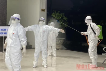Phun khử khuẩn cho các bác sĩ điều trị bệnh nhân Covid-19 tại Bắc Giang.