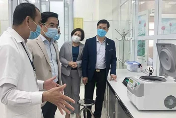 Bệnh viện đa khoa Cẩm Phả được đầu tư phòng xét nghiệm hiện đại để sàng lọc, phát hiện nhanh các ca nhiễm Virus SARS-CoV-2.