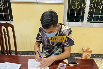 Lái xe Vi Mạnh Hùng ký biên bản vi phạm tại Phòng Cảnh sát giao thông Công an tỉnh Tuyên Quang.