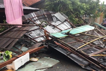 Mưa dông làm 35 căn nhà bị sập, tốc mái ở An Giang.