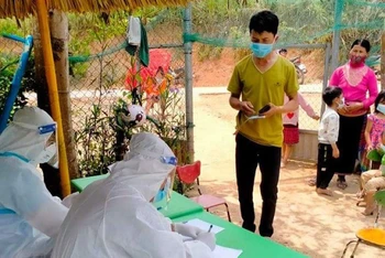 Cán bộ y tế về từng bản trên địa bàn xã Si Pa Phìn để truy vết, lấy mẫu xét nghiệm cho nhân dân.