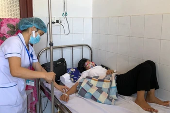 Bệnh nhân bị ngộ độc nghi do ăn bánh mì đang điều trị tại Trung tâm Y tế huyện Bình Sơn (Quảng Ngãi).