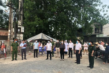 Công bố quyết định về việc chấm dứt hoạt động của các chốt kiểm soát dịch Covid-19 tại thôn Báo Văn 1, xã Đồng Văn, huyện Yên Lạc.