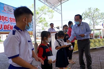 Chủ tịch Hiệp hội Doanh nghiệp tỉnh Cà Mau trao học bổng cho học sinh nghèo học giỏi xã Phú Thuận.