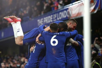 Các cầu thủ Chelsea mừng trận thắng Leicester 2-1.