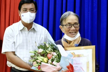 Bí thư Tỉnh uỷ Cà Mau trao huy Đảng 65 năm cho Đảng viên Nguyễn Thị Hồng.