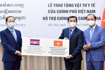  Lễ trao tặng vật tư, thiết bị y tế của Chính phủ và nhân dân Việt Nam hỗ trợ Chính phủ và nhân dân Campuchia. (Ảnh: Bộ Ngoại giao)