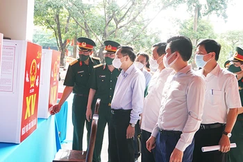 Chủ tịch UBND thành phố Hà Nội kiểm tra khu vực bỏ phiếu. Ảnh: Quỳnh Anh.