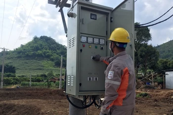Công nhân Điện lực Sông Mã thực hiện đóng điện vào trạm biến áp Ten Ư.