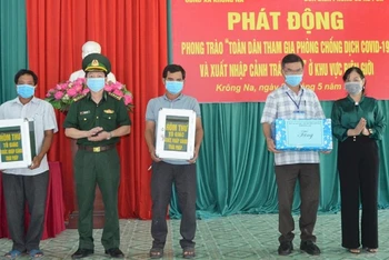 Lãnh đạo Bộ Chỉ huy Bộ đội biên phòng tỉnh Đắk Lắk tặng hòm thư tố giác xuất nhập cảnh trái phép và khẩu trang cho đại diện các thôn, buôn xã biên giới Krông Na.