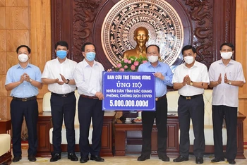 Trao số tiền 5 tỷ đồng hỗ trợ tỉnh Bắc Giang phòng chống dịch Covid-19. Ảnh: Quang Vinh