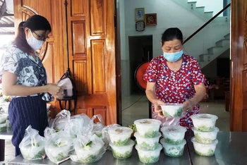 Phụ nữ An Hải Đông chuẩn bị các suất mì Quảng.