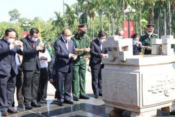 Chủ tịch nước Nguyễn Xuân Phúc dâng hương tại Khu tưởng niệm Liệt sĩ Ngã Ba Giồng.