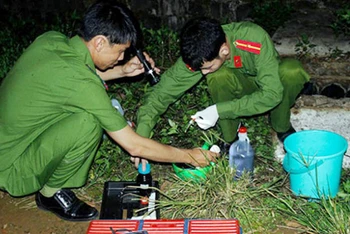 Lực lượng chức năng Lâm Đồng lấy mẫu nước thải tại một công ty để kiểm nghiệm. (Ảnh minh họa)