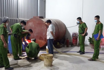 Các lực lượng Công an tỉnh Bình Thuận và cơ quan chức năng tiến hành kiểm tra, đo đếm lấy mẫu và niêm phong toàn bộ số lượng nhiên liệu và dung môi dùng để sản xuất xăng, dầu giả tại cơ sở này.