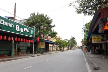 Đường phố thị trấn Cổ Lễ, huyện Trực Ninh (Nam Định) vắng vẻ trong những ngày thực hiện giãn cách xã hội.