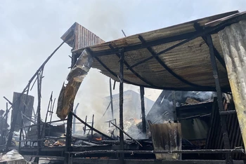 Vụ cháy làm ba căn nhà bị thiêu rụi