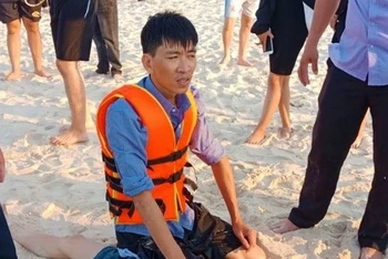 Đại úy Phạm Ngọc Thắng kịp thời cứu sống một học sinh bị đuối nước. Ảnh: CTV