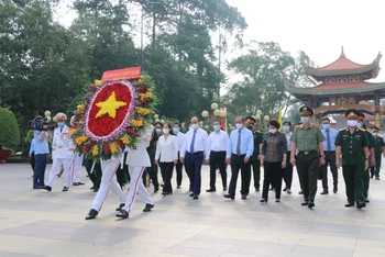Chủ tịch nước Nguyễn Xuân Phúc dâng hoa tại đền tưởng niệm Liệt sĩ Bến Dược, huyện Củ Chi.