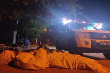 Chiến sĩ áo trắng tại Điện Biên tranh thủ chợp mắt vào lúc 4 giờ sáng bên vệ đường.