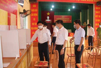 Kiểm tra công tác chuẩn bị bầu cử ở thị xã Duy Tiên.