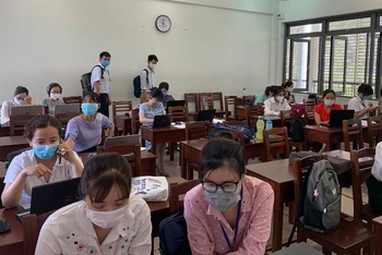 Các thầy cô trường THPT Phan Châu Trinh, Đà Nẵng điều hành thi học kỳ 2 trực tuyến qua nền tảng vnEdu.
