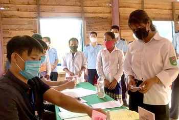 Cử tri xã biên giới Thượng Trạch (Quảng Bình) đi bỏ phiếu sớm.