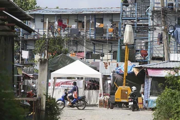 Khu nhà ở dàn cho công nhân xây dựng ở quận Laksi bị phong tỏa. (Ảnh: Bưu điện Bangkok)