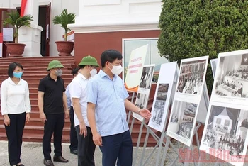 Lãnh đạo UBND tỉnh Điện Biên và nhân dân trên địa bàn tham quan bộ ảnh tư liệu “Chủ tịch Hồ Chí Minh với các kỳ bầu cử Quốc hội và HĐND các cấp”.