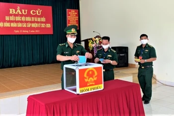  Các cử tri là cán bộ, chiến sĩ Tiểu đoàn huấn luyện và cơ động 19, Bộ Chỉ huy BĐBP tỉnh Đắk Lắk bỏ phiếu bầu đại biểu Quốc hội khóa XV và đại biểu HĐND các cấp nhiệm kỳ 2021-2026.