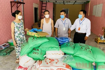 Cán bộ thị trấn Nếnh huyện Việt Yên (Bắc Giang) kiểm tra hàng cứu trợ tại kho hàng.