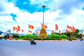 Khu vực vòng xoay Liên Khương, huyện Đức Trọng, Lâm Đồng rực rỡ cờ hoa mừng ngày hội bầu cử. 