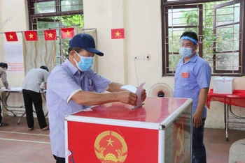 Cử tri bầu cử tại “tâm dịch” thôn 2, xã Mão Điền.