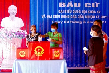 Cử tri là đồng bào các dân tộc Pa Cô, Tà Ôi, Cơ Tu… tại huyện A Lưới đi bầu cử.