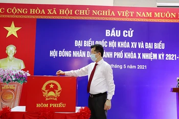 Đồng chí Nguyễn Văn Quảng, Ủy viên T.Ư Đảng, Bí thư Thành ủy Đà Nẵng bỏ phiếu thực hiện quyền công dân.