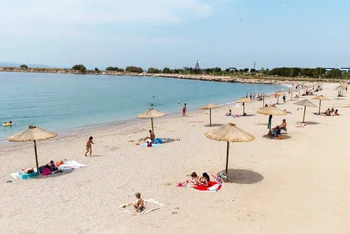 Du khách tắm nắng dọc theo bãi biển Glyfada, ngoại ô phía nam Athens, Hy Lạp, ngày 20-5 (Ảnh: THX).