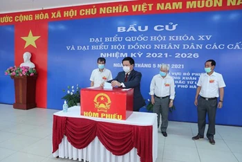 Ủy viên Bộ Chính trị, Giám đốc Học viện Chính trị Quốc gia Hồ Chí Minh, Chủ tịch Hội đồng Lý luận Trung ương Nguyễn Xuân Thắng bỏ phiếu tại Khu vực bỏ phiếu số 7.